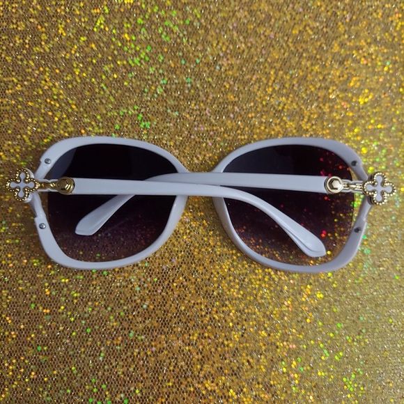 Clover Retro Oversized Sunglasses - Picture 3 of 5